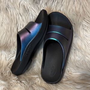 OOFOS Iridescent Slide Sandals - Black with Blue & Purple Sheen